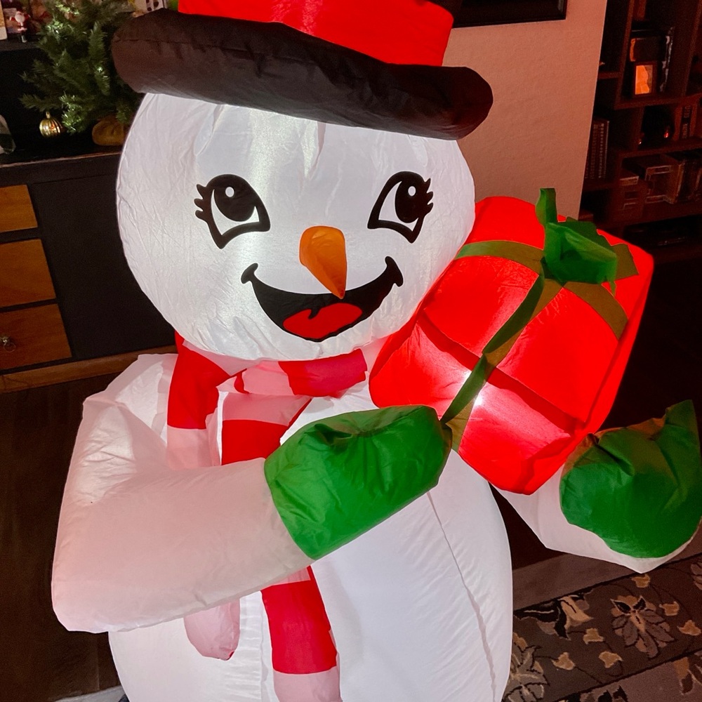 Light-Up Inflatable Snowman With Gift • Christmas Yard Decor • Works Great